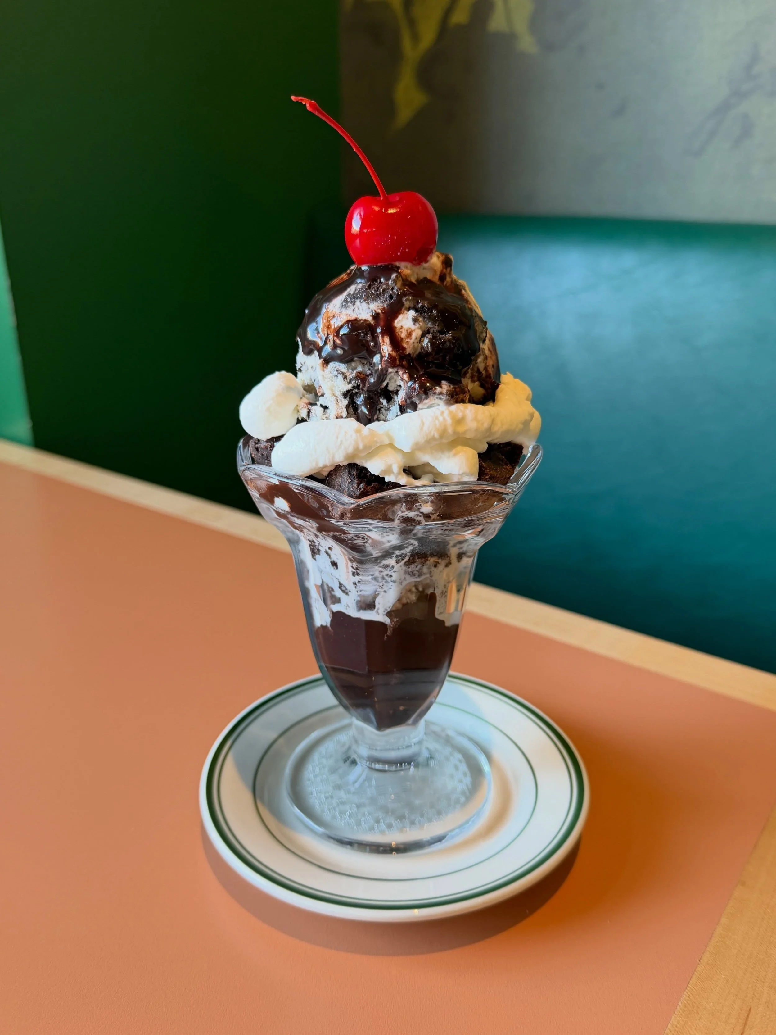 🍒 Brownie Sundae is live in SF ~~ cookies n&rsquo; cream, whipped cream, chocolate sauce, brownies, cherries on top !!!!
Photo by @eye__garden !!!