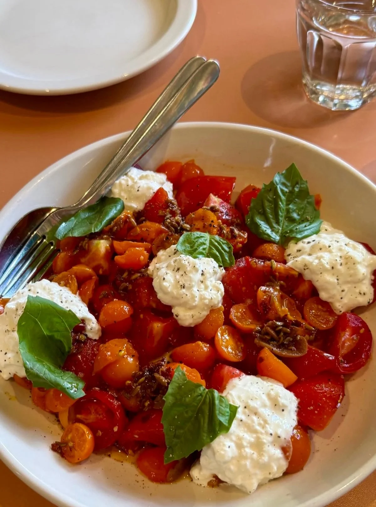 The beginning of the end for the tomatoes 🍅
☹️. A bunch of tomatoes, fennel chili crisp, burrata comes with a side of focaccia. Here all week in SF from 11:30-9.