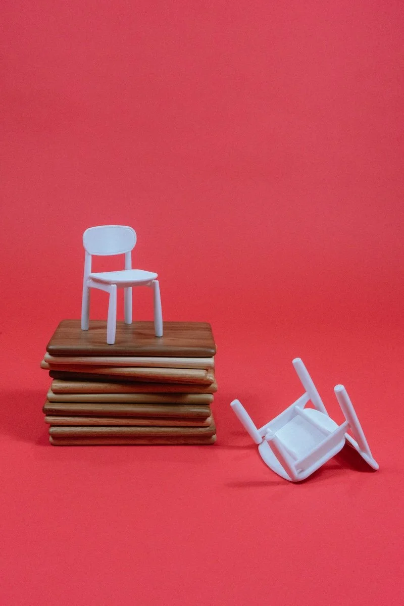 Maquetas de sillas Aydia en miniatura utilizadas para estudiar geometrías, proporciones y alternativas de diseño.