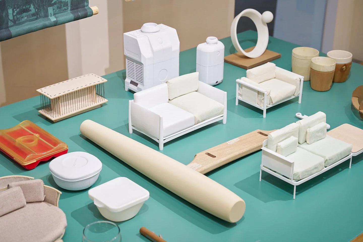     Maquetas de mobiliario y objetos domésticos en miniatura exhibidos como parte del archivo de diseño de JDE.
