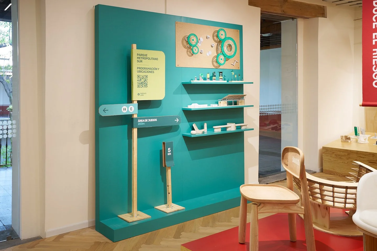     Sección de la exposición dedicada a la Red de Parques Metropolitanos de León, con señalética, maquetas y elementos gráficos.