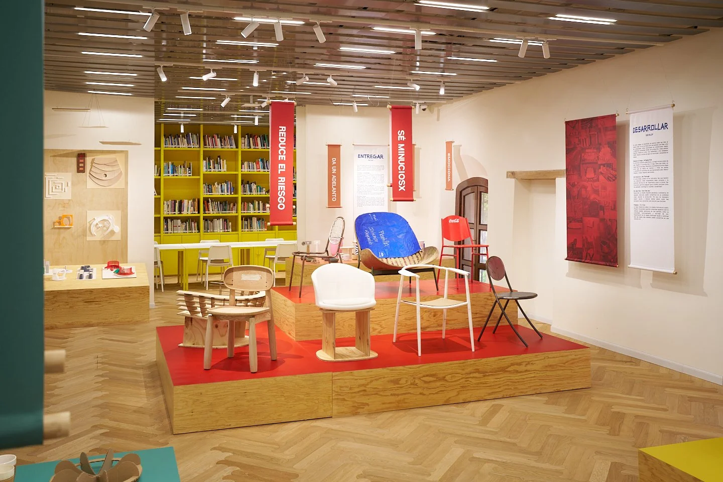    Vista general de la exposición Mockups Before Fuckups en el Museo Franz Mayer, dedicada a maquetas, prototipos y procesos de diseño.