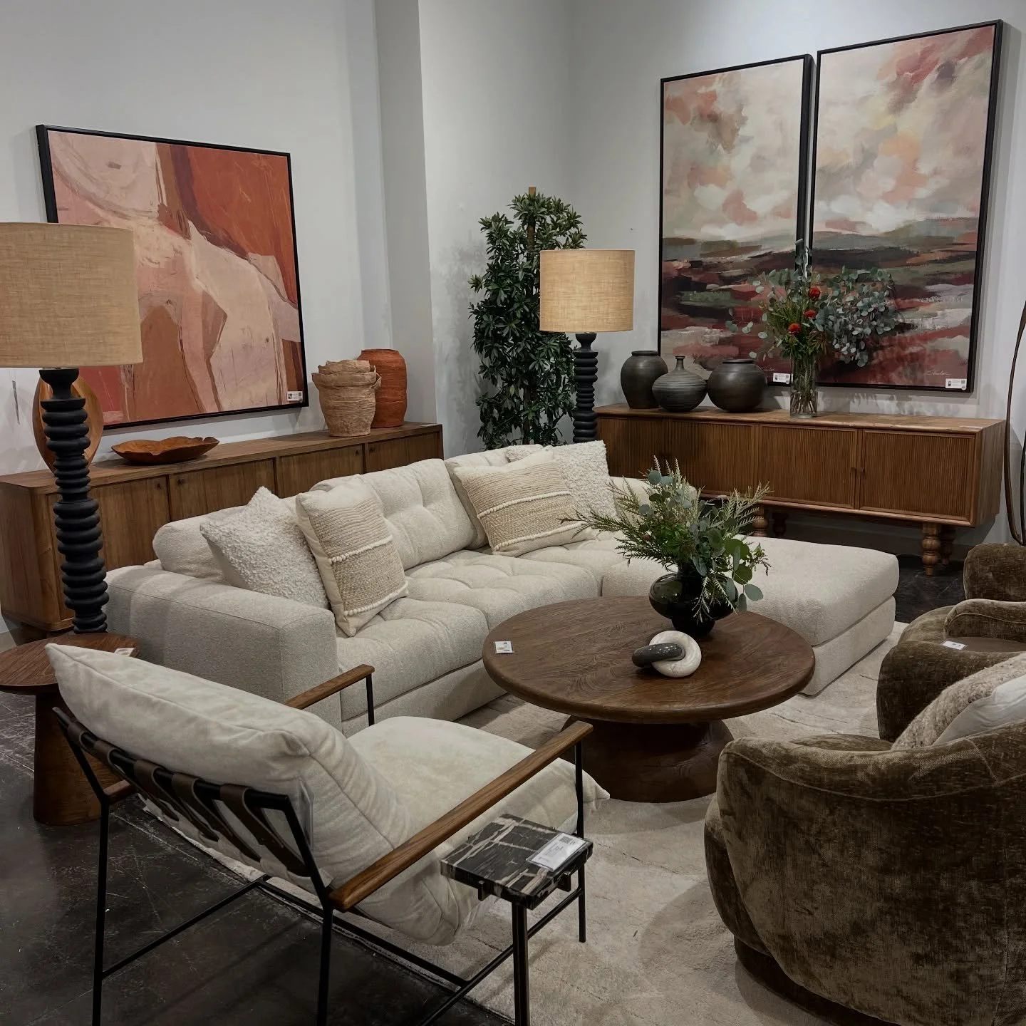 Feeling inspired after the Vacation Rental Design Summit hearing amazing people speak about this upcoming industry, as well as meeting so many lovely designers!💫

I got to have a look around Las Vegas Market and see all the fantastic showrooms with 