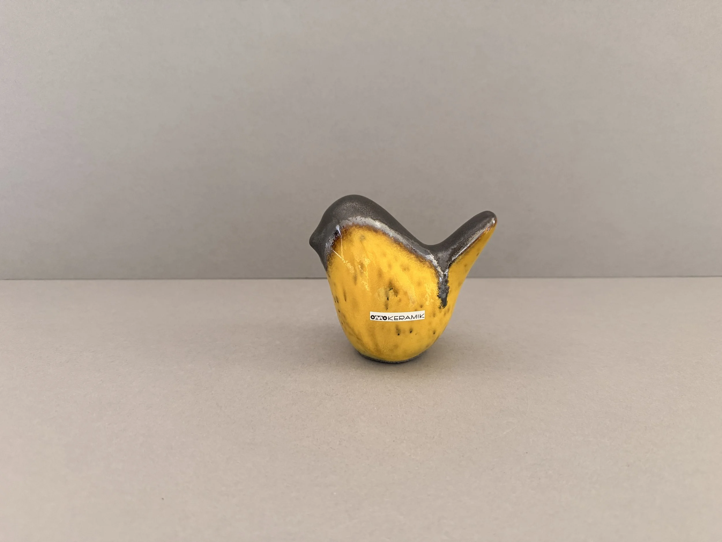 Otto Keramik Bird – Yellow Glaze with Lava Top – 10 cm