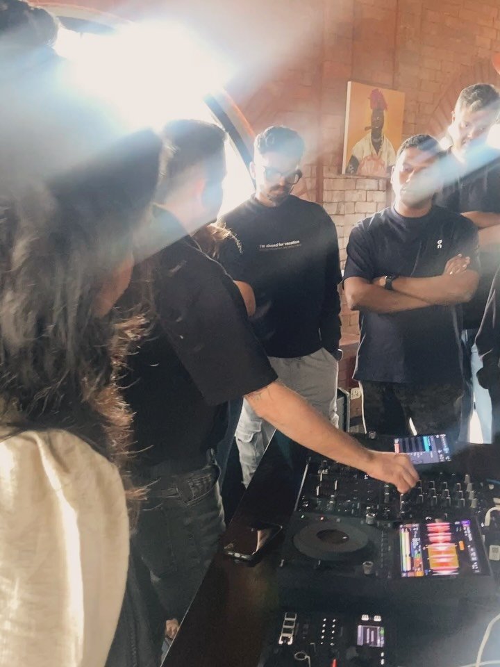 #dj toys #cdj 1500 X DJM - V5 &amp; RMX Ignite Thank you @alphathetaind @tuhinmehta @djdeepikanavz great session 🙌🏼 excellent equipment especially the &lsquo;CoBeat&rsquo; for requests. 

Venue @watsons.pub 

p.s. think of  the glare like a halo 😇