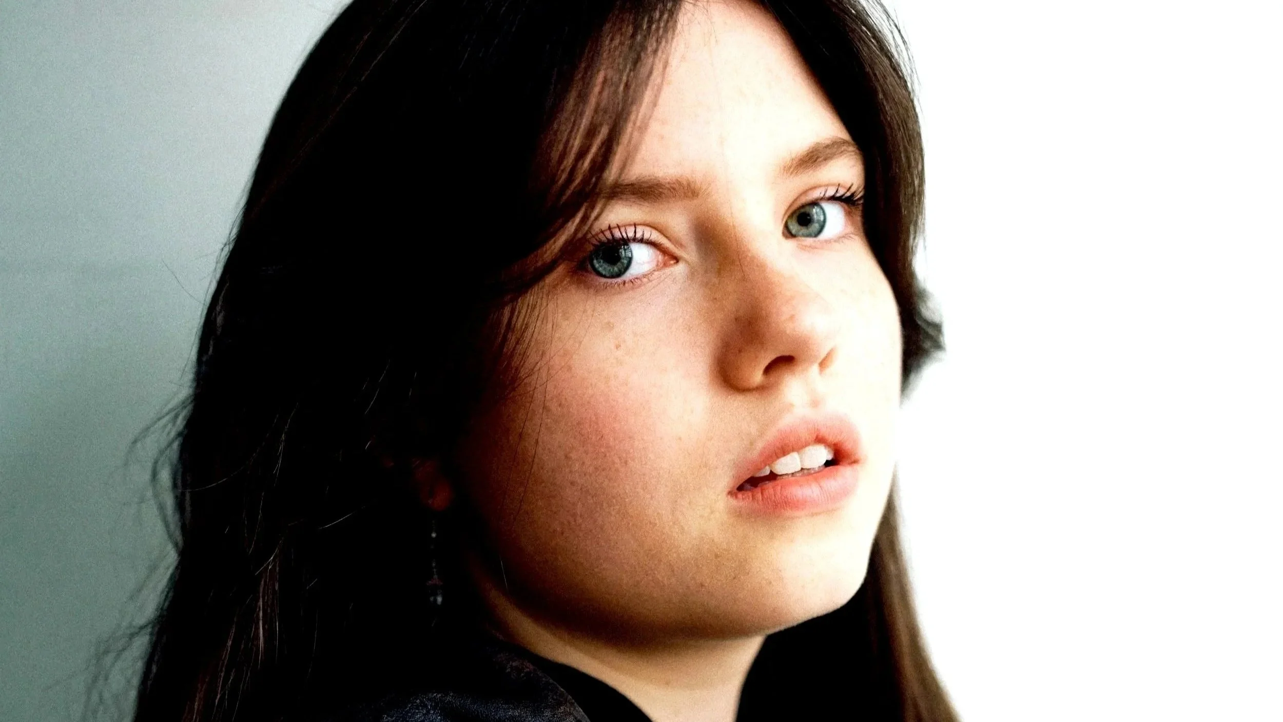 Picture of Sarah Michael who is an up-and-coming musician.