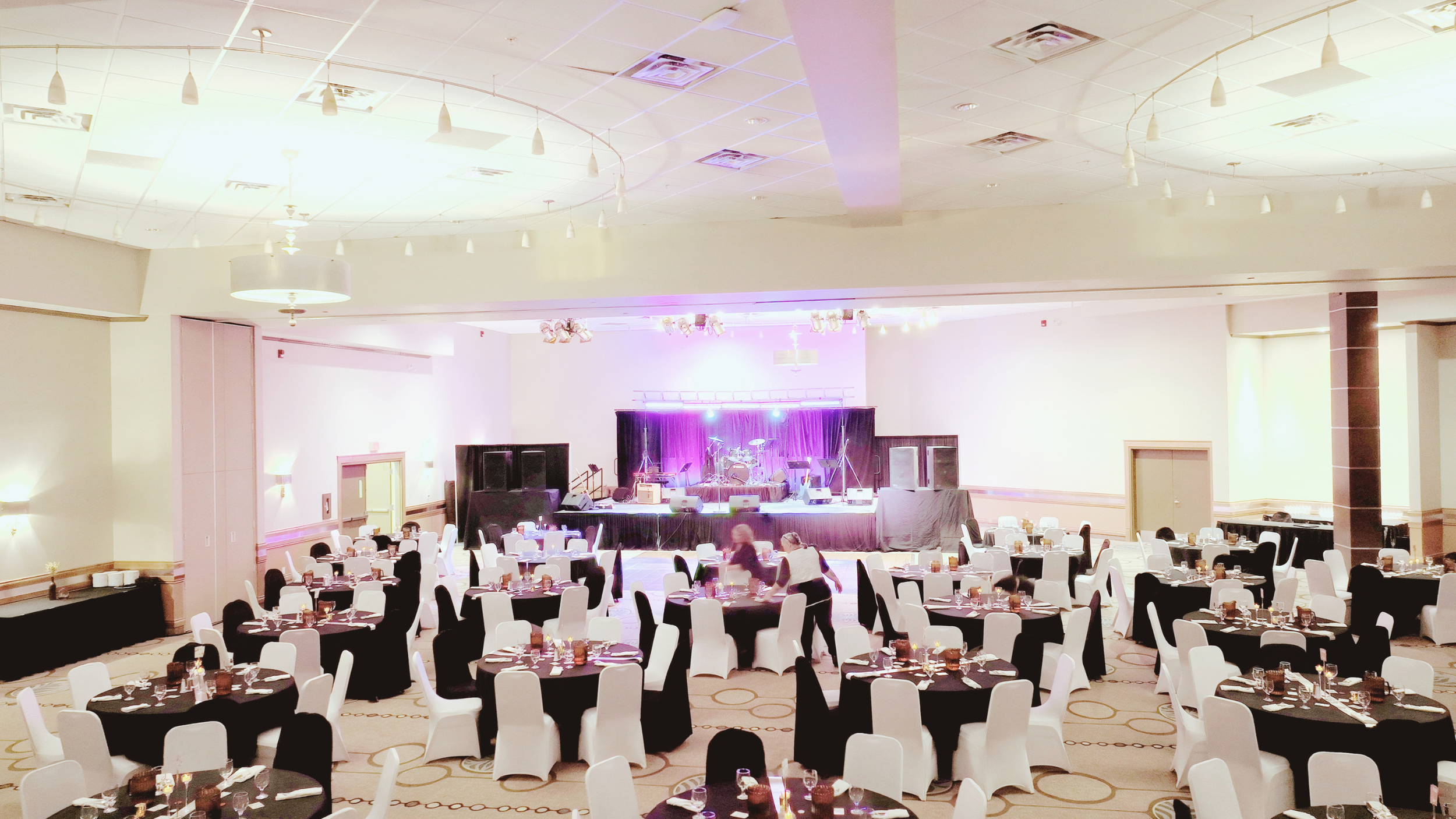 Our experienced team supports every stage of your event, from planning and room setup to catering and service.