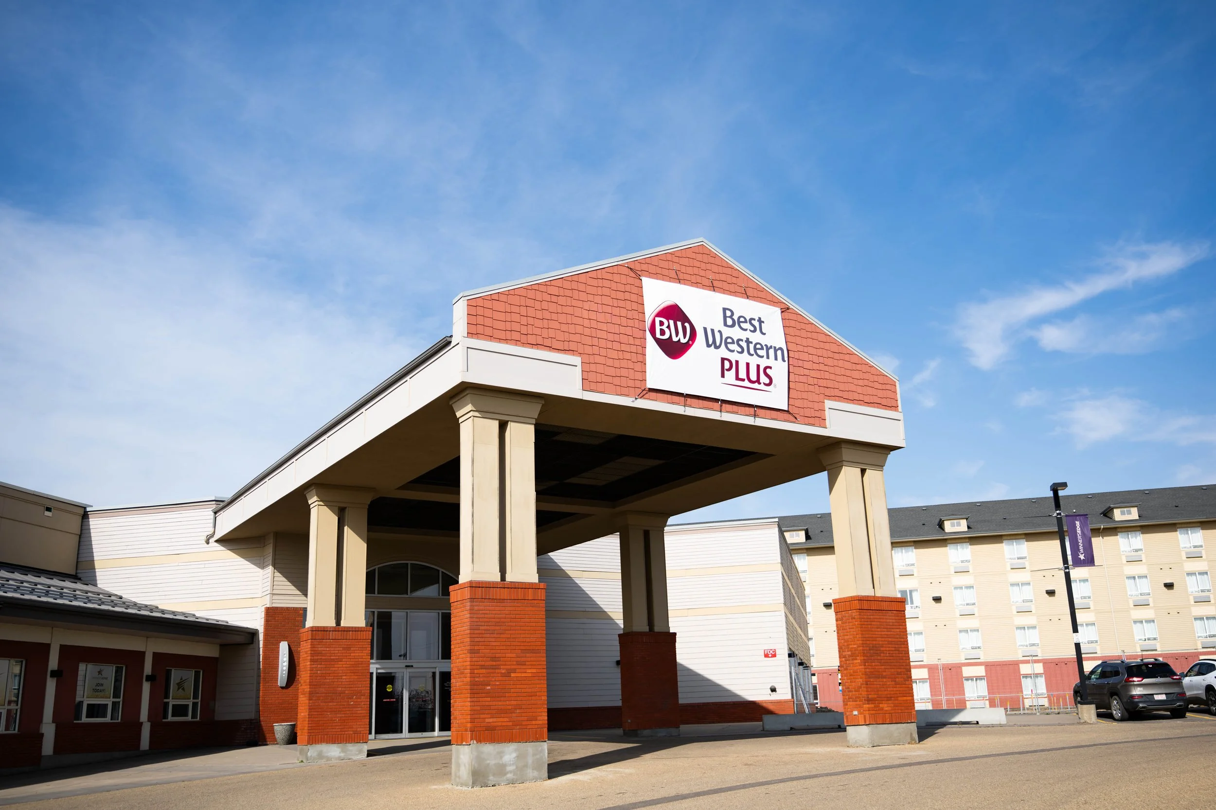 exterior photo of the Best Western Plus Rose Country Hotel
