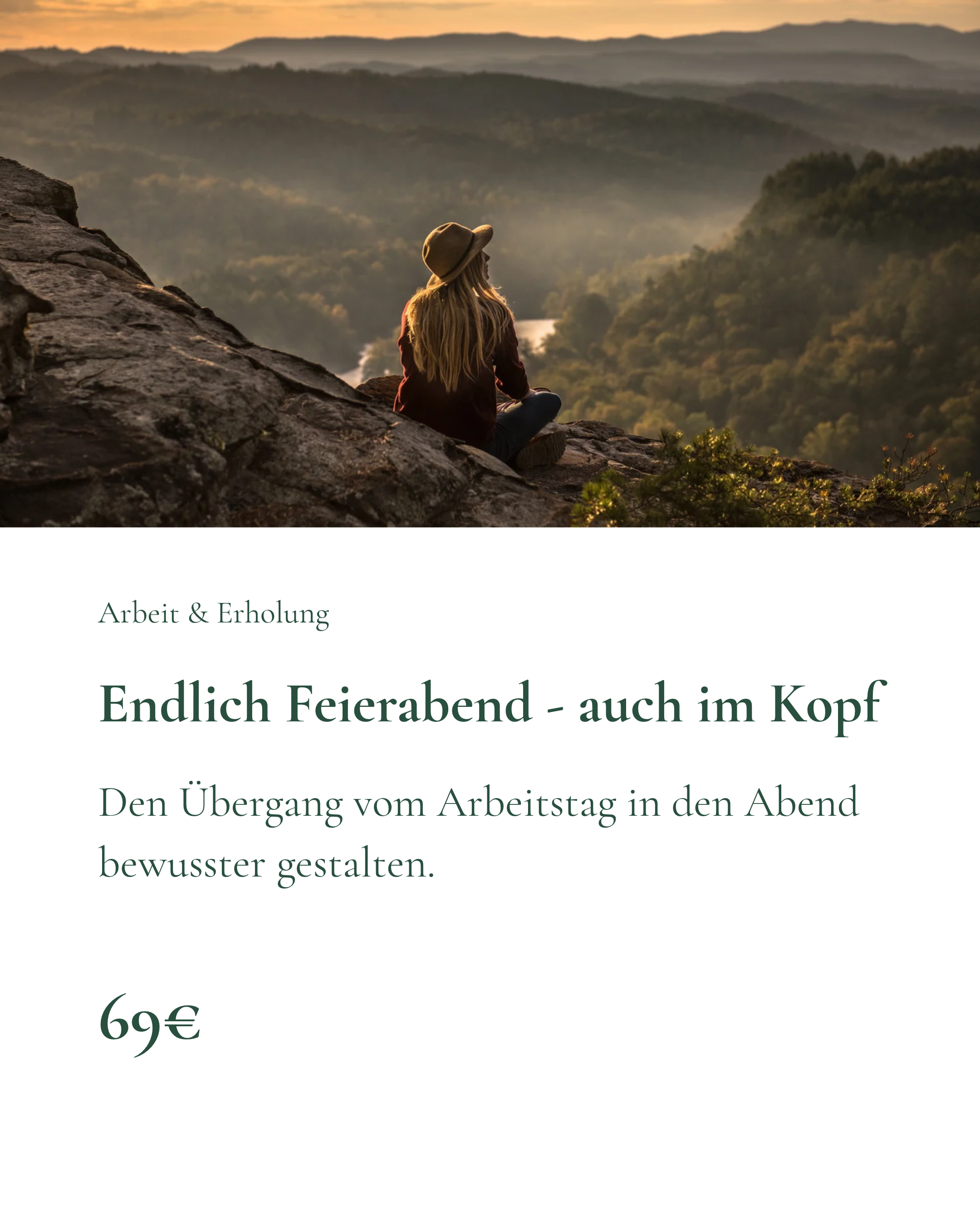 Frau sitzt auf einem Berg und schaut ins Tal.