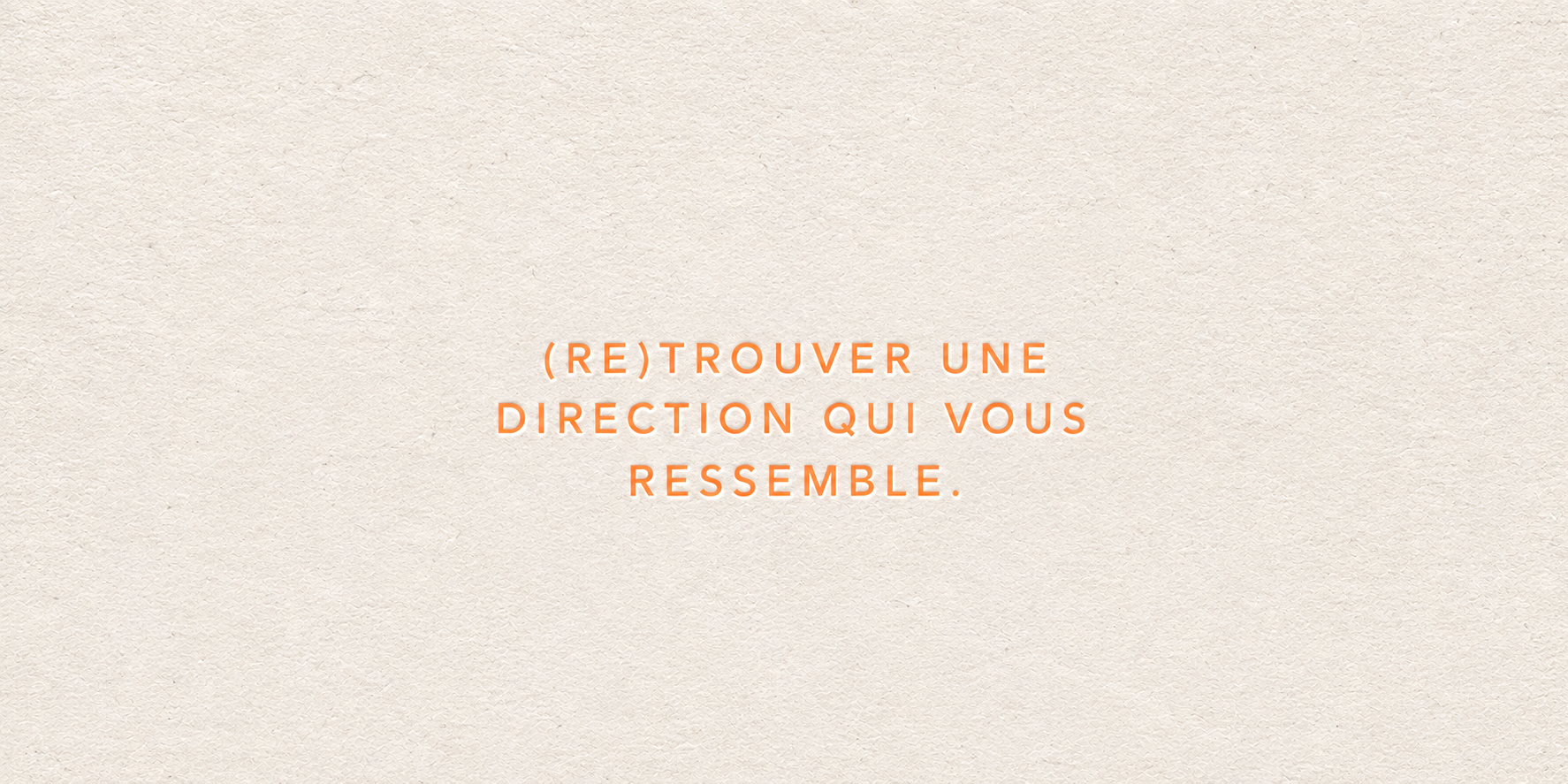Une citation en français sur un fond beige : « (Re)trouver une direction qui vous ressemble ». La typographie est orange et centrée sur l'image.