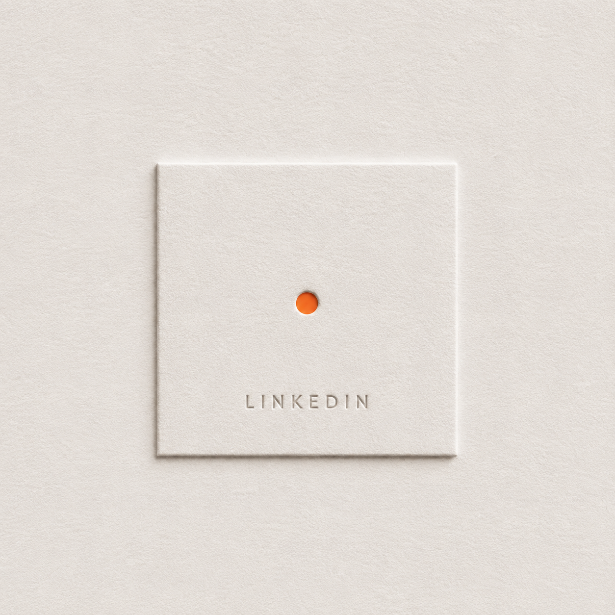 Prise électrique blanche avec un bouton orange et le logo LinkedIn en relief.