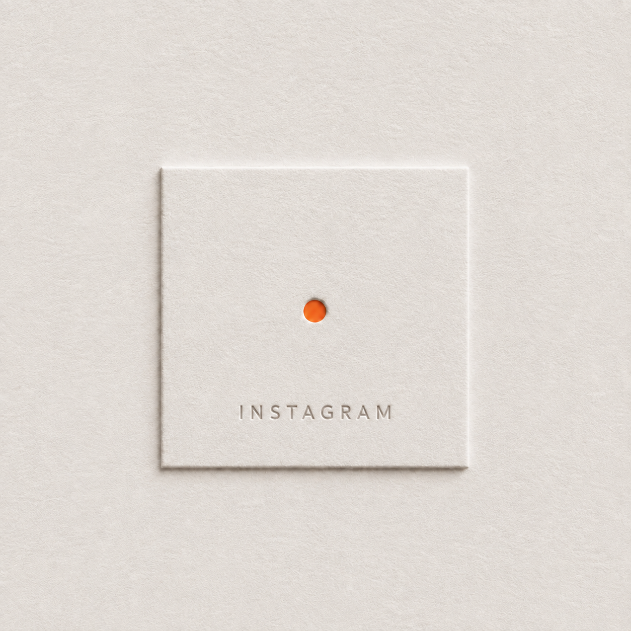 Cloison d'ouverture pour un bouton d'alarme incendie avec une étiquette 'Instagram' en dessous.