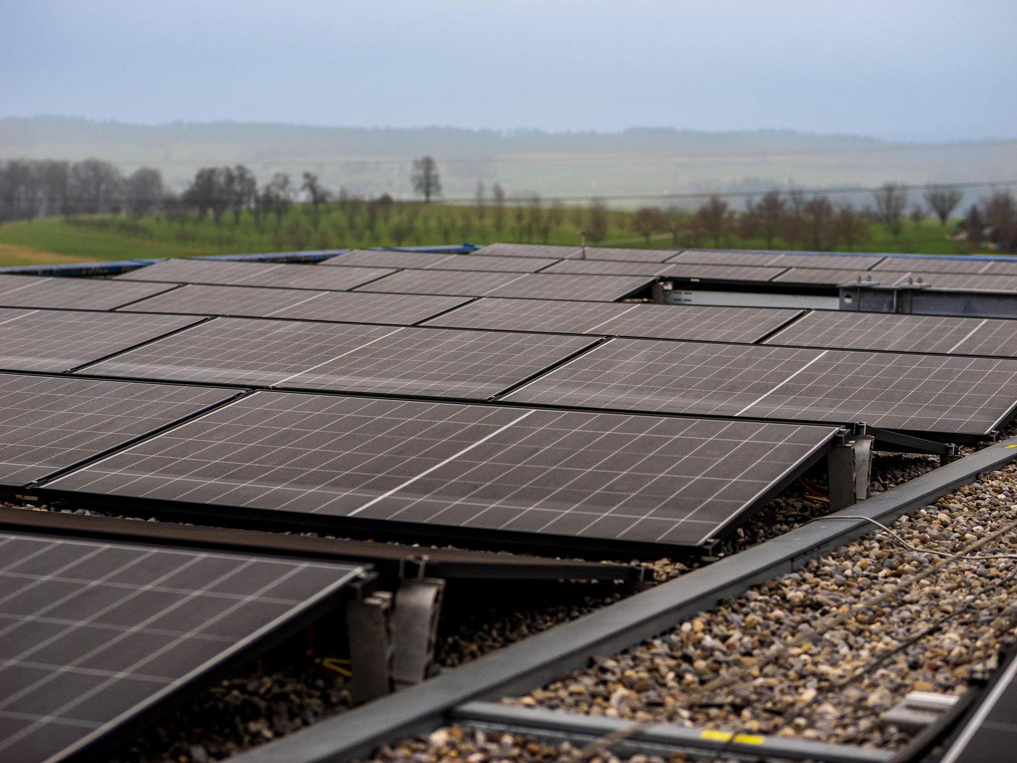 Photovoltaik-Module auf einem Dach in einer ländlichen Umgebung