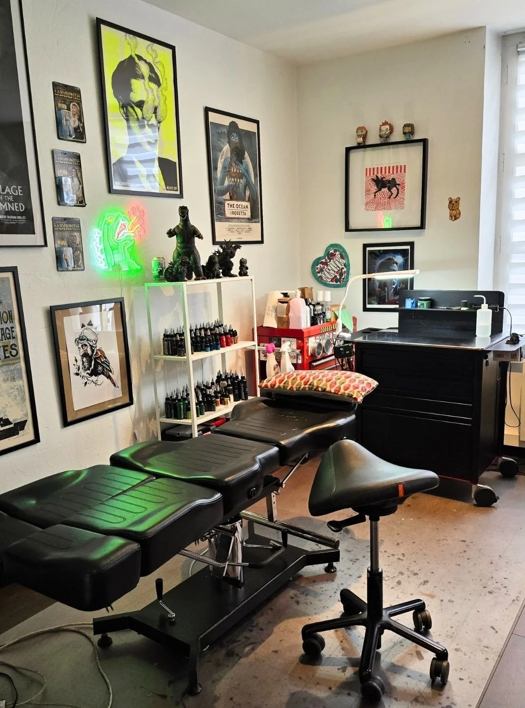 Espace dédié au tatouage à Nancy avec une station de travail et un banc confortable pour la pratique du tatouage dans des conditions d’hygiène irréprochables.