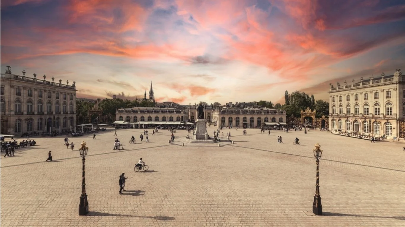 Photo chaleureuse de la place Stanislas réalisée avec une lumière très douce par le photographe Charly, atelier photographique. La place Stanislas est à seulement quelques mètres du salon de tatouage.