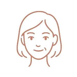 Portrait simple d'une femme souriante avec des cheveux courts et ondulés.
