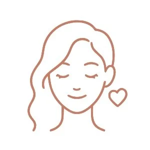 Portrait d'une femme avec des cheveux ondulés et fermés, sourire doux, avec un petit cœur à côté.