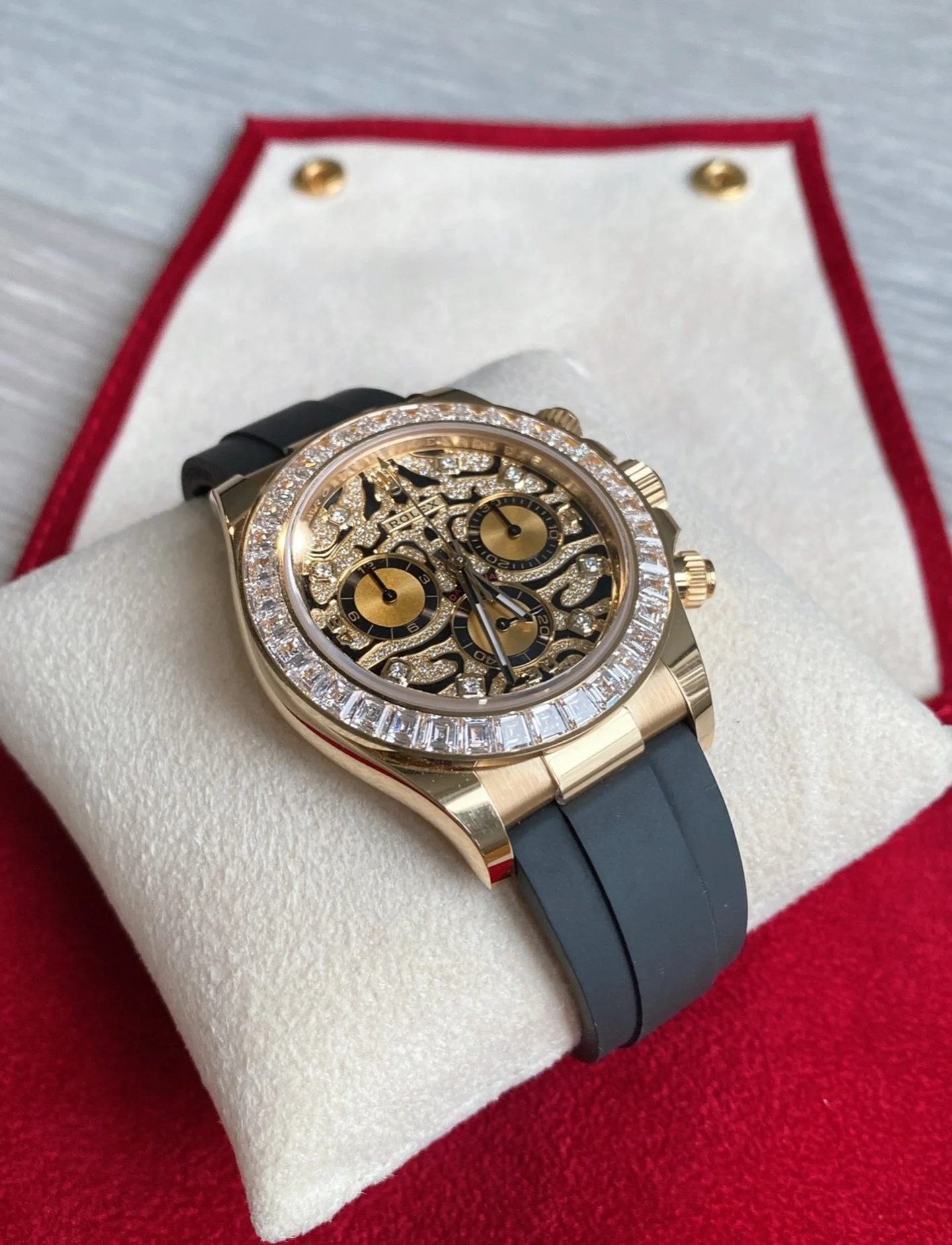 Rolex Daytona &ldquo;Eye of the Tiger&rdquo; Ref: 116588TBR in yellow gold with a diamond-set bezel and a black rubber strap 💎