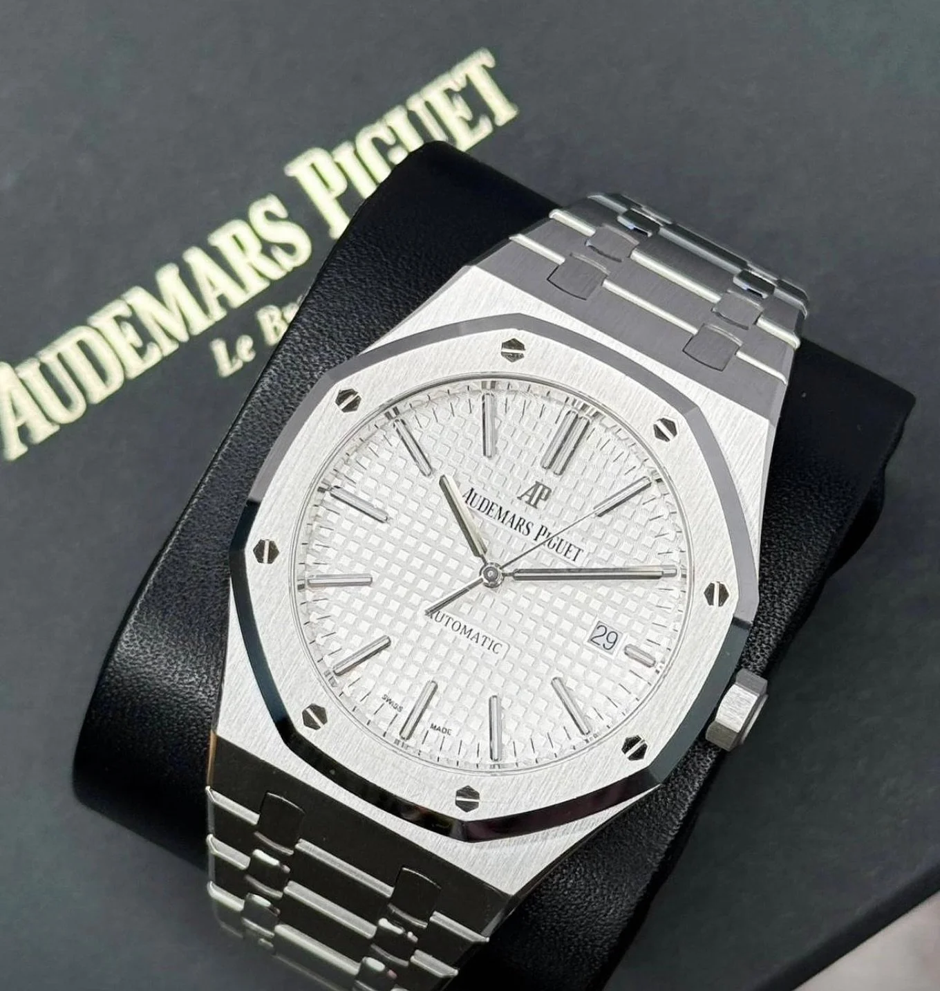 In Stock 
Audemars Piguet Royal Oak 15400ST
Year: 2018
Price: &pound;25,000

**Part Exchange Welcome**

✉️ Contact us for sales enquiries 

#ap #audemarspiguet #royaloak #diamonds #watch #luxurywatch