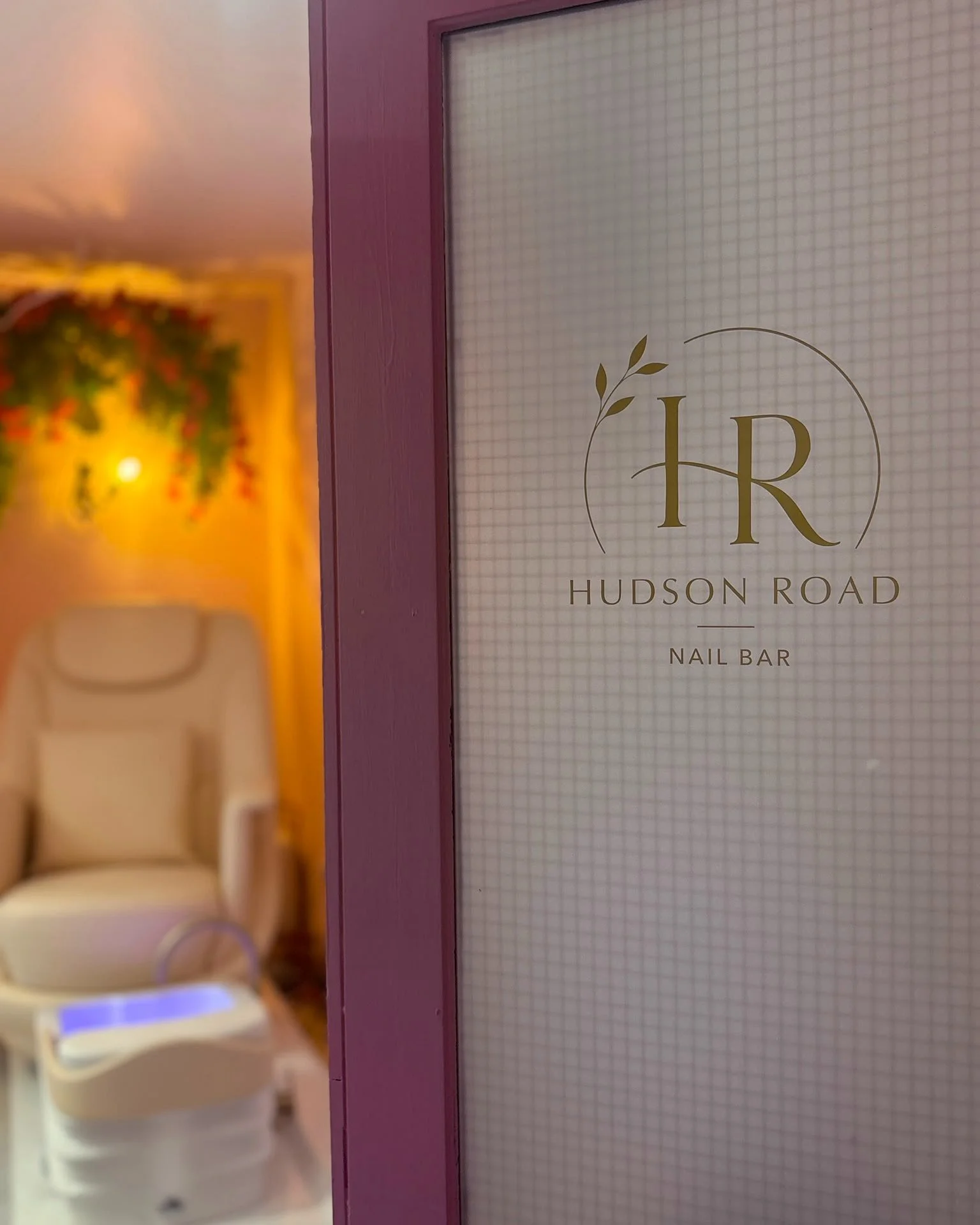 We are so excited!  Just putting the finishing touches to our amazing new place!  Julie's Back!!! Did you miss me? Stay tuned for more details. 

@hudsonroad_nailbar