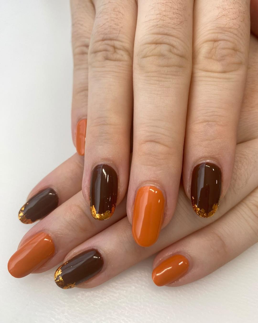 Liezl creating some fabulous autumn vibes! Book your appointment today. She&rsquo;s added some extra slots! You might just be lucky! 
@hudsonroad_nailbar
