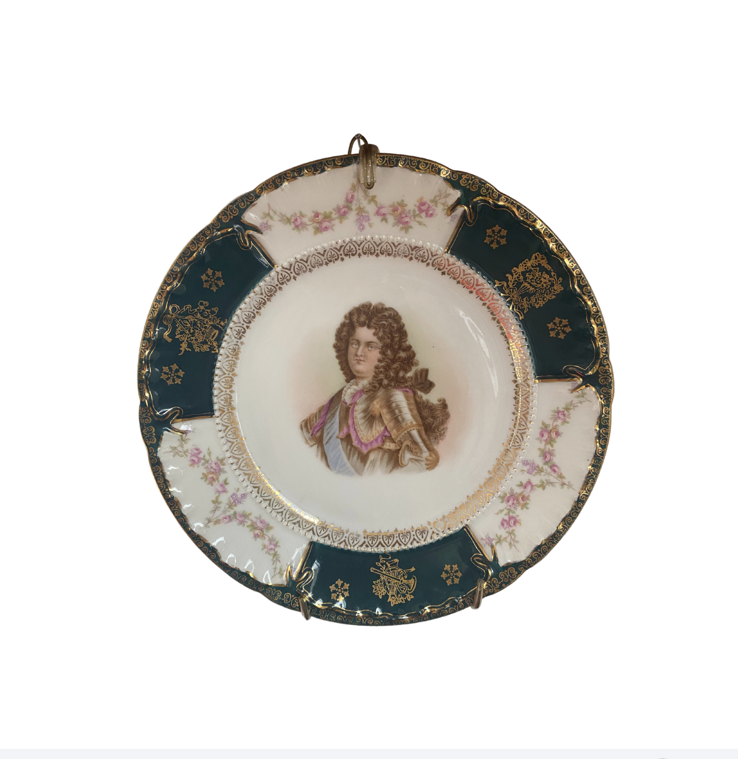 Plato decorativo de porcelana con retrato de un hombre con cabello rizado, vestido con ropa del siglo XVIII, adornado con detalles dorados y flores en el borde.