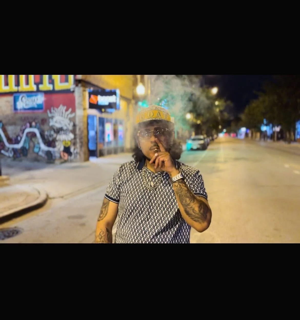 Dope Dila convierte historias reales en música. Con raíces mexicanas y una trayectoria conectada con Chicago, su propuesta mezcla rap, hip-hop y sonidos latinos para retratar la vida entre dos mundos: el barrio, la familia, la migración.