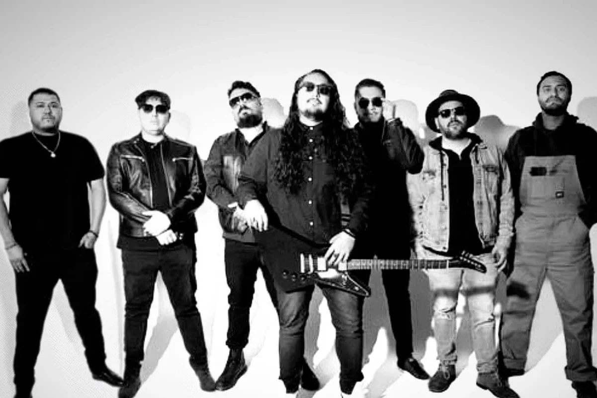 Favelas nace en Chicago en marzo de 2020, en medio de una ciudad detenida por la pandemia. Desde ese punto de partida, la banda construyó una identidad propia a través de la fusión de rock, punk, ska, jazz, cumbia y bossa nova.