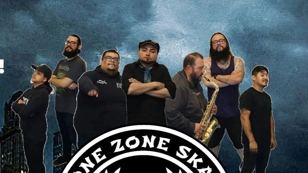Tone Zone Skam nació en Chicago en 2010 con una misión clara: llevar la energía y el espíritu del ska mexicano a cada escenario. Con ritmos hechos para bailar y canciones que hablan de igualdad, unidad y hermandad.