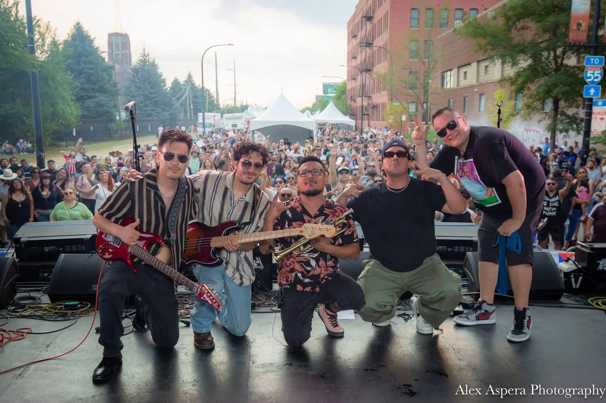 La Revoluciøn es energía hecha música. Una banda de Chicago que rompe las fronteras entre el ska, el rock y la cumbia, convirtiendo cada presentación en una fiesta donde se canta, se brinca y, sobre todo, se baila.