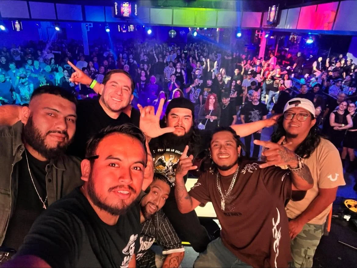 Dope Dila convierte historias reales en música. Con raíces mexicanas y una trayectoria conectada con Chicago, su propuesta mezcla rap, hip-hop y sonidos latinos para retratar la vida entre dos mundos: el barrio, la familia, la migración.