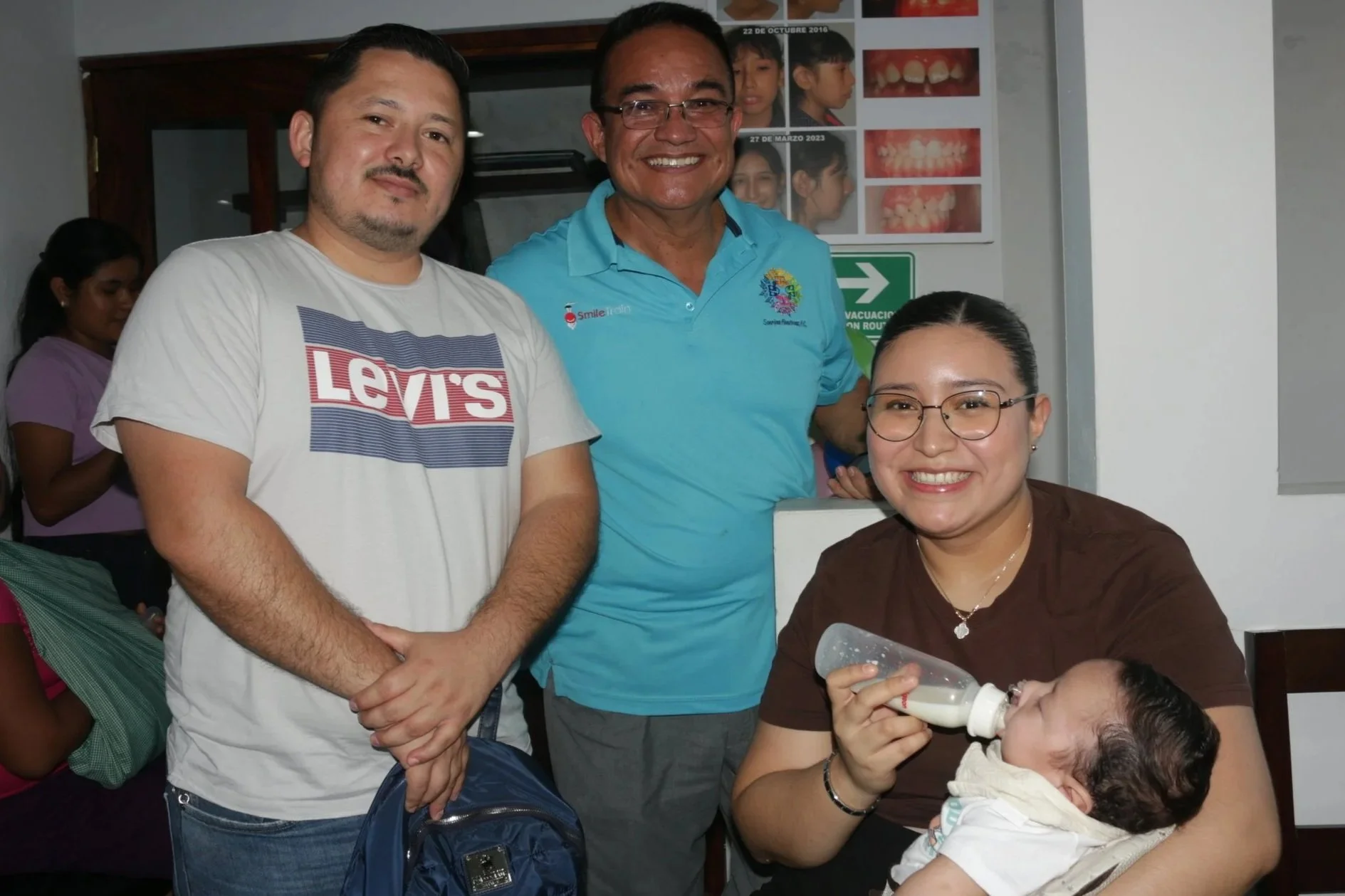 Dr. Ávalos junto a los padres de un infante con LPH, brindando en cada encuentro acompañamiento, confianza y la tranquilidad de saber que no están solos en este camino.