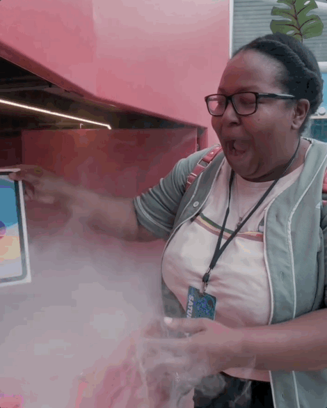 comic+con+woman.gif