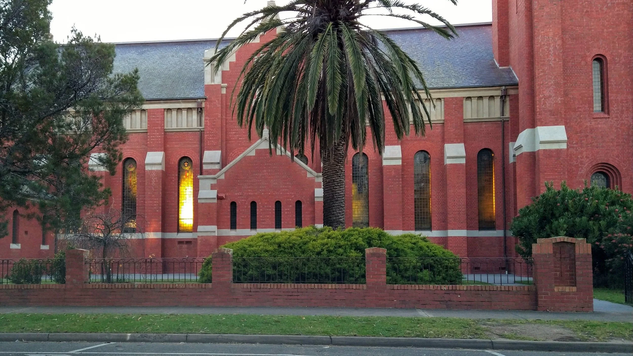 St Mary's Catholic Church, Bairnsdale, in daylight from Pyke street