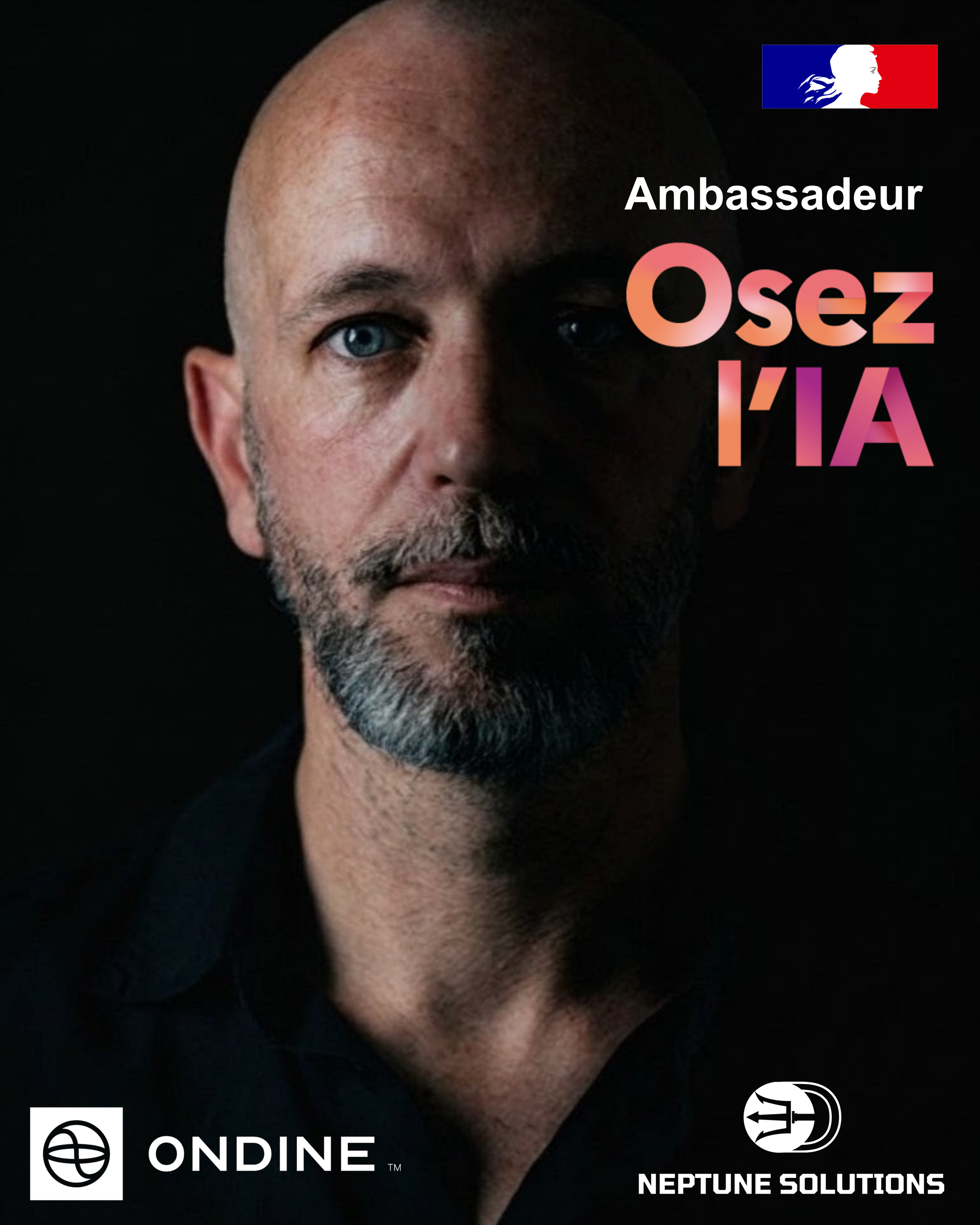 Portrait d'un homme avec une peau claire, une barbe grise et des yeux bleus, contre un fond noir. Logos d'ONDINE et de NEPTUNE SOLUTIONS en bas, et une phrase en français »Osez l'IA« superposée à la moitié du visage.