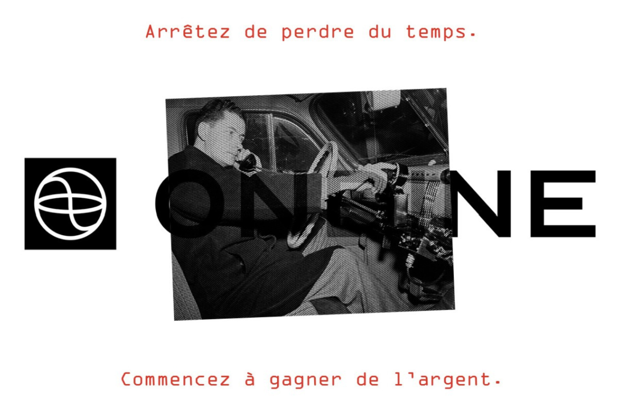 Une image promotionnelle avec un homme assis dans une voiture de course. Il y a un texte en français: "Arrêtez de perdre du temps. Commencez à gagner de l’argent." et un symbole de globe stylisé à gauche.