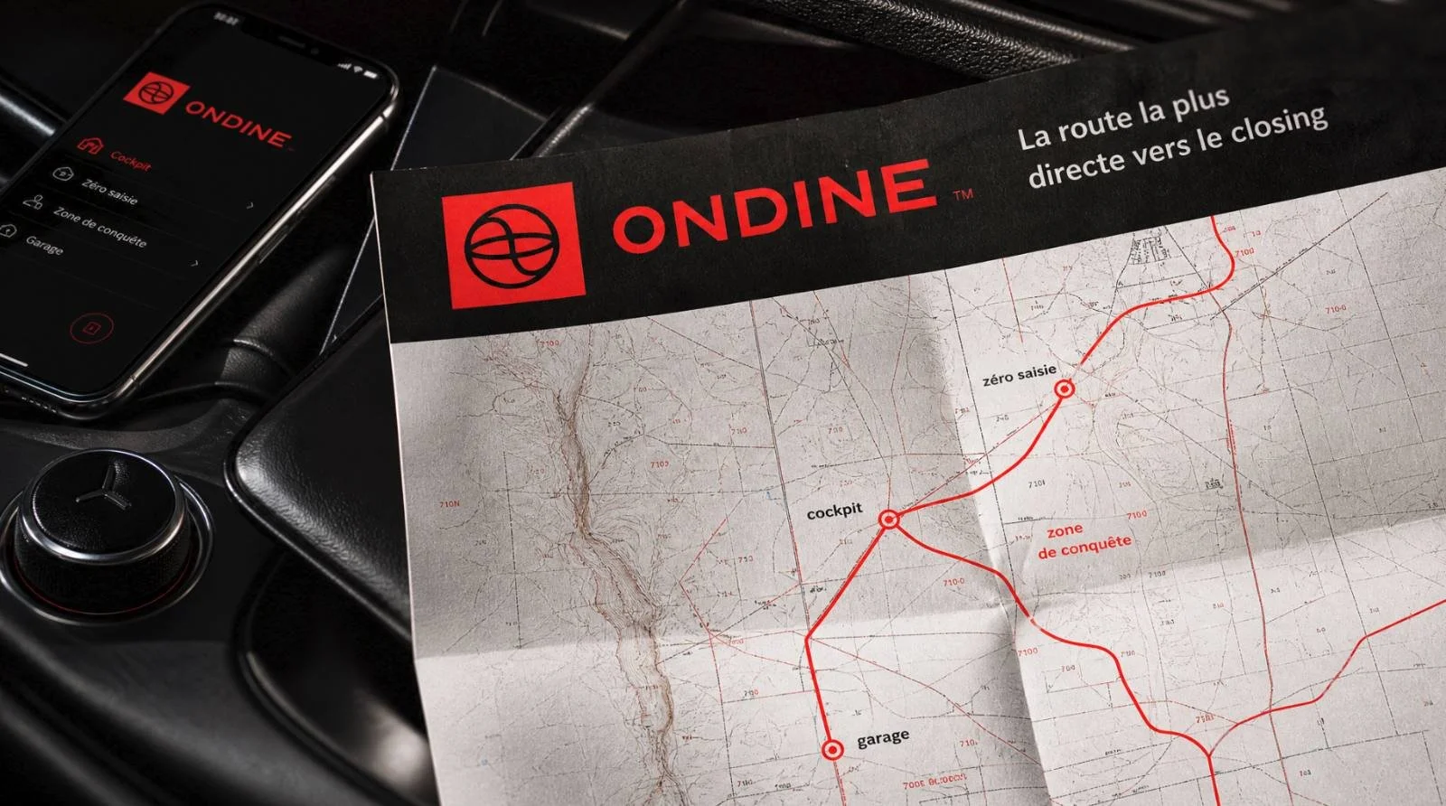 Une carte avec un itinéraire en rouge, le logo Ondine en haut à gauche, un téléphone à côté affichant l'application Ondine, et un tableau ou brochure avec le slogan 'La route la plus directe vers le closing'.