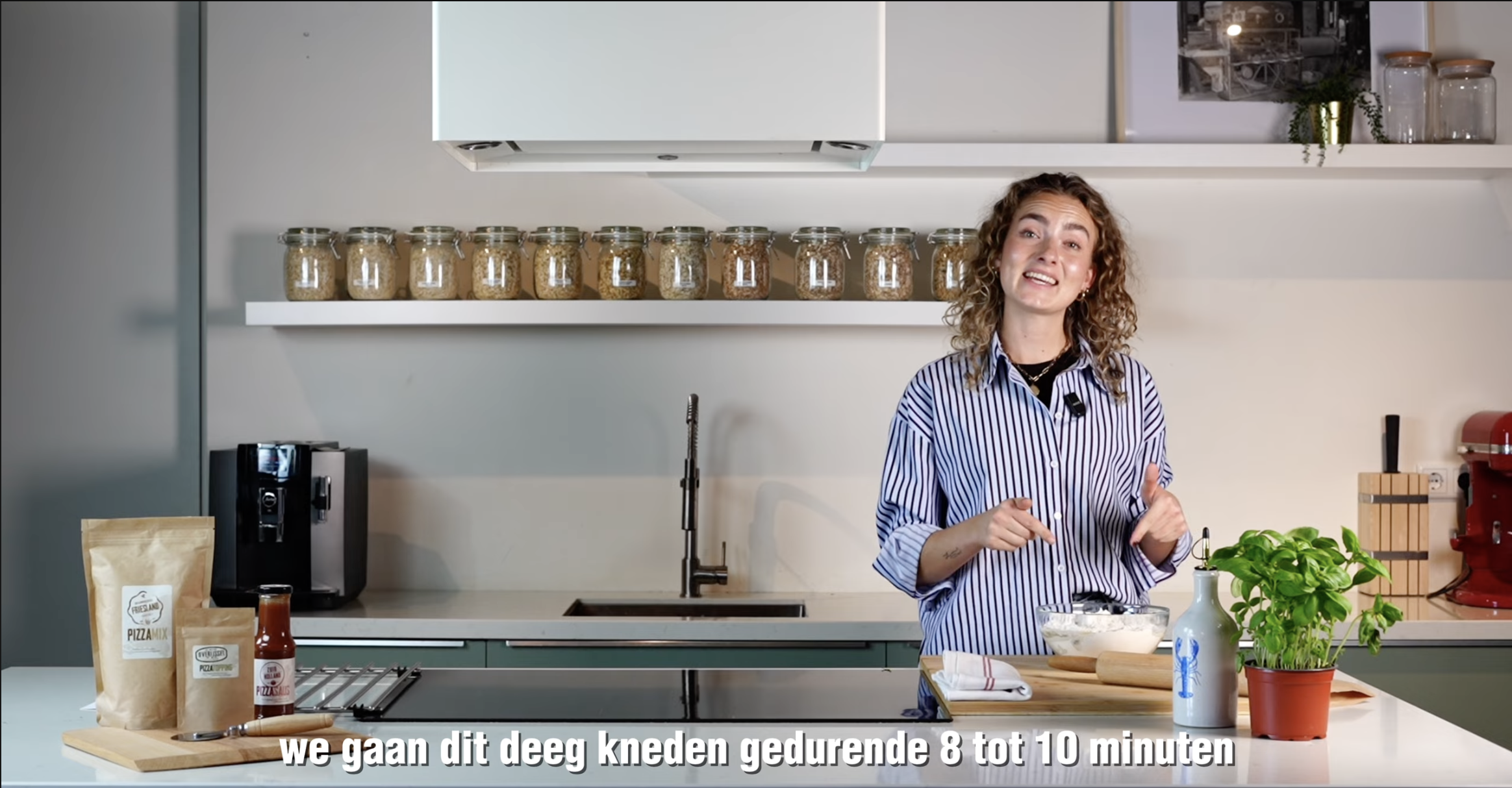 VIDEO; HET BEREIDEN VAN DE PIZZA