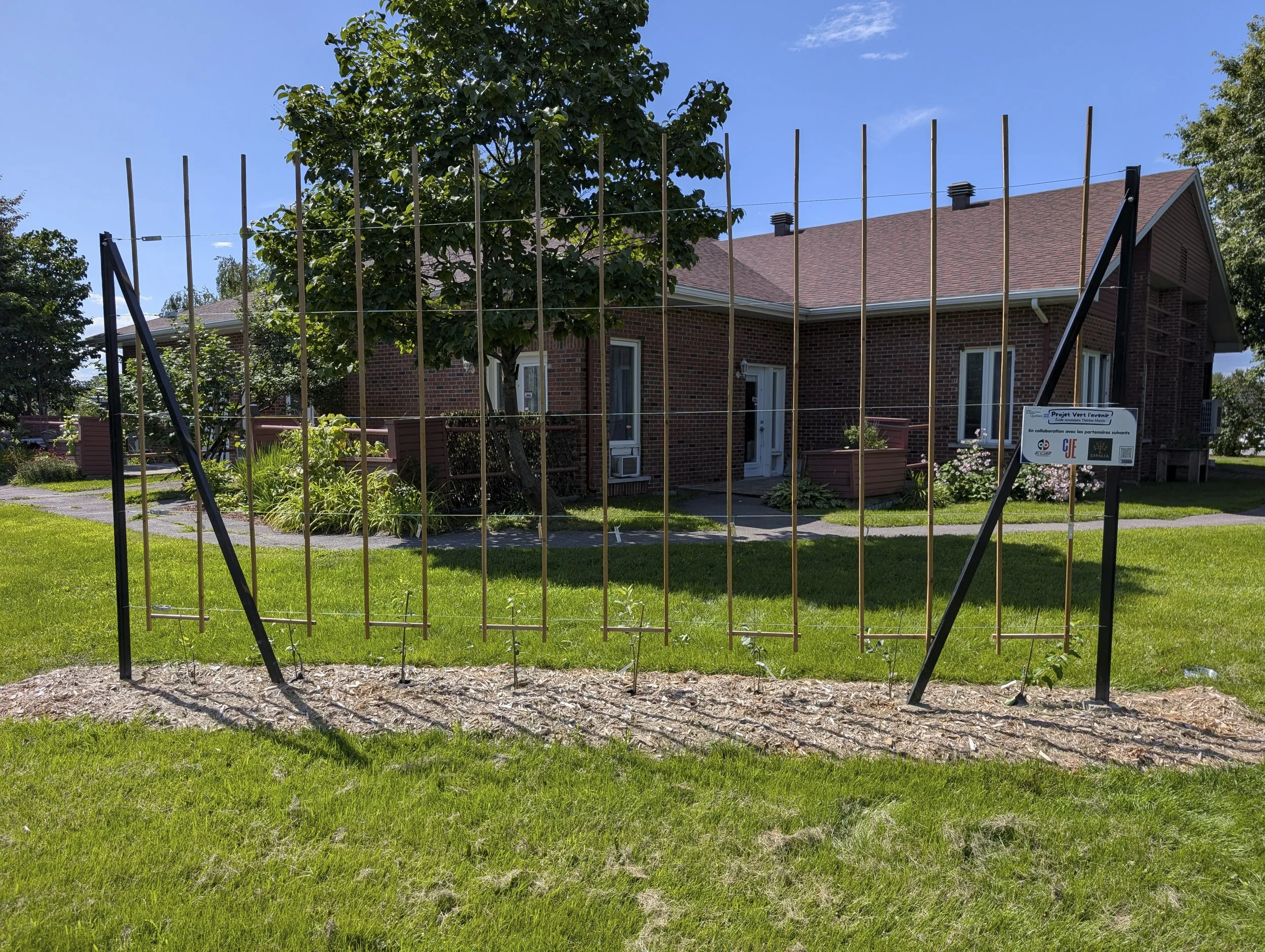 Structure + pancarte.jpg
