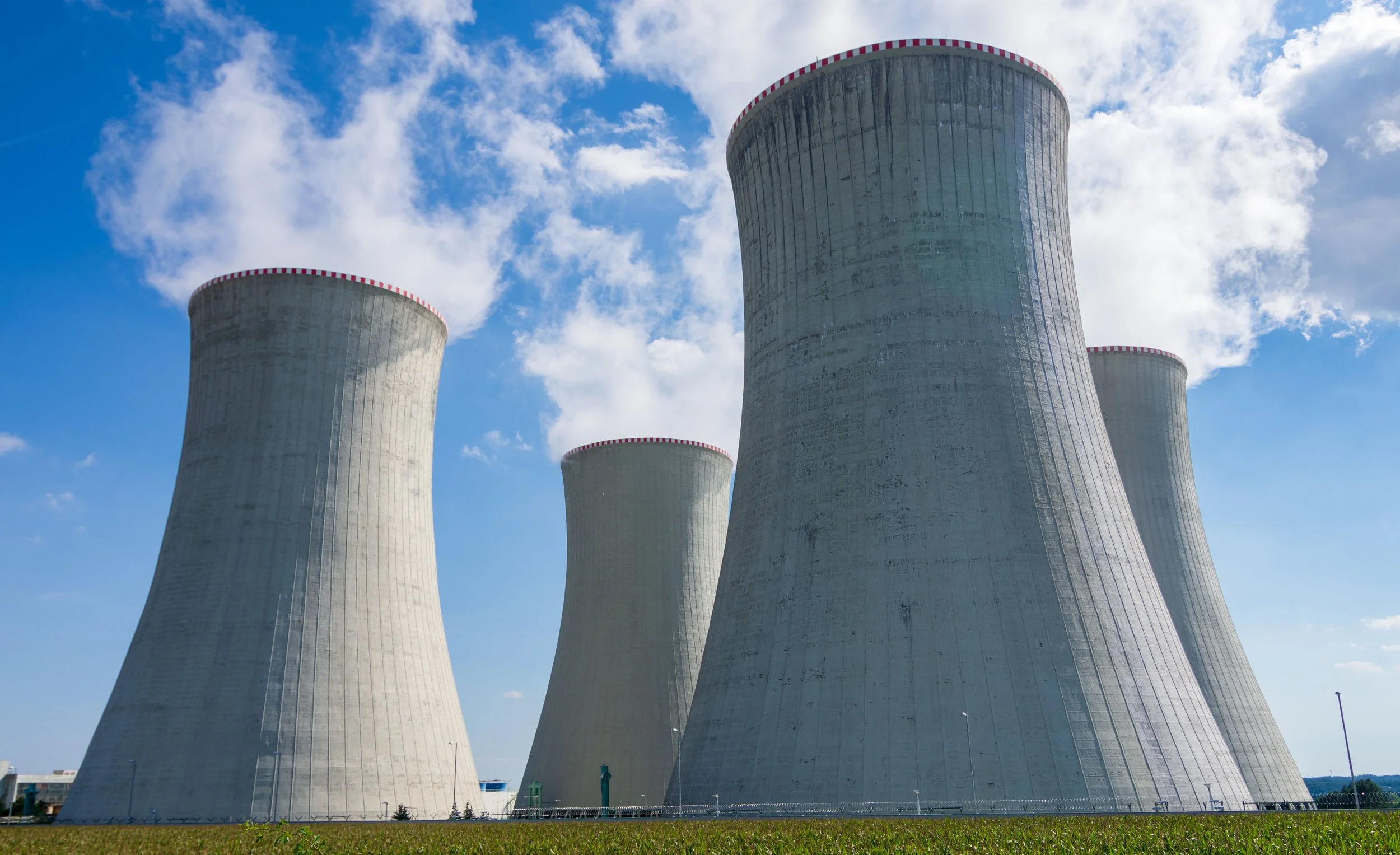 Un site nucléaire utilisant des pompes centrifuges à garniture, pompes centrifuges à entraînement magéntique, ou pompes centrifuges à rotor noyé pour les circuits primaires et secondaires, en redondance pour la sureté de fonctionnement.