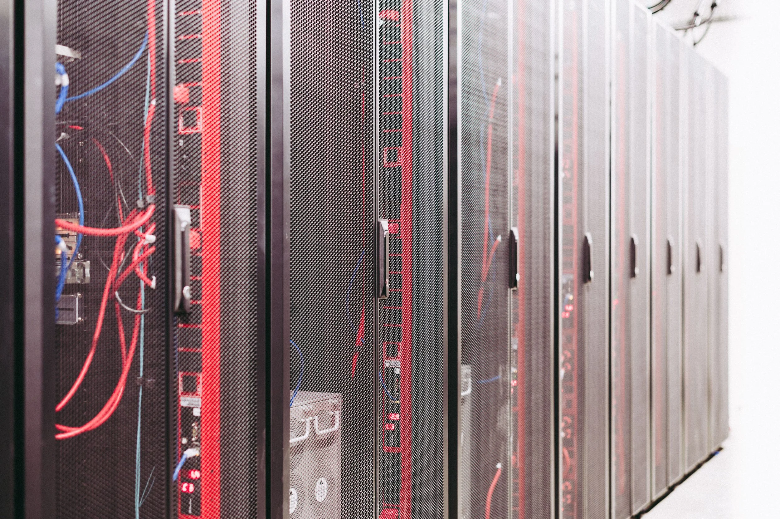 Un data center avec des unités de refroidissements utilisant des pompes centrifuges fiables et rapidement maintenables.