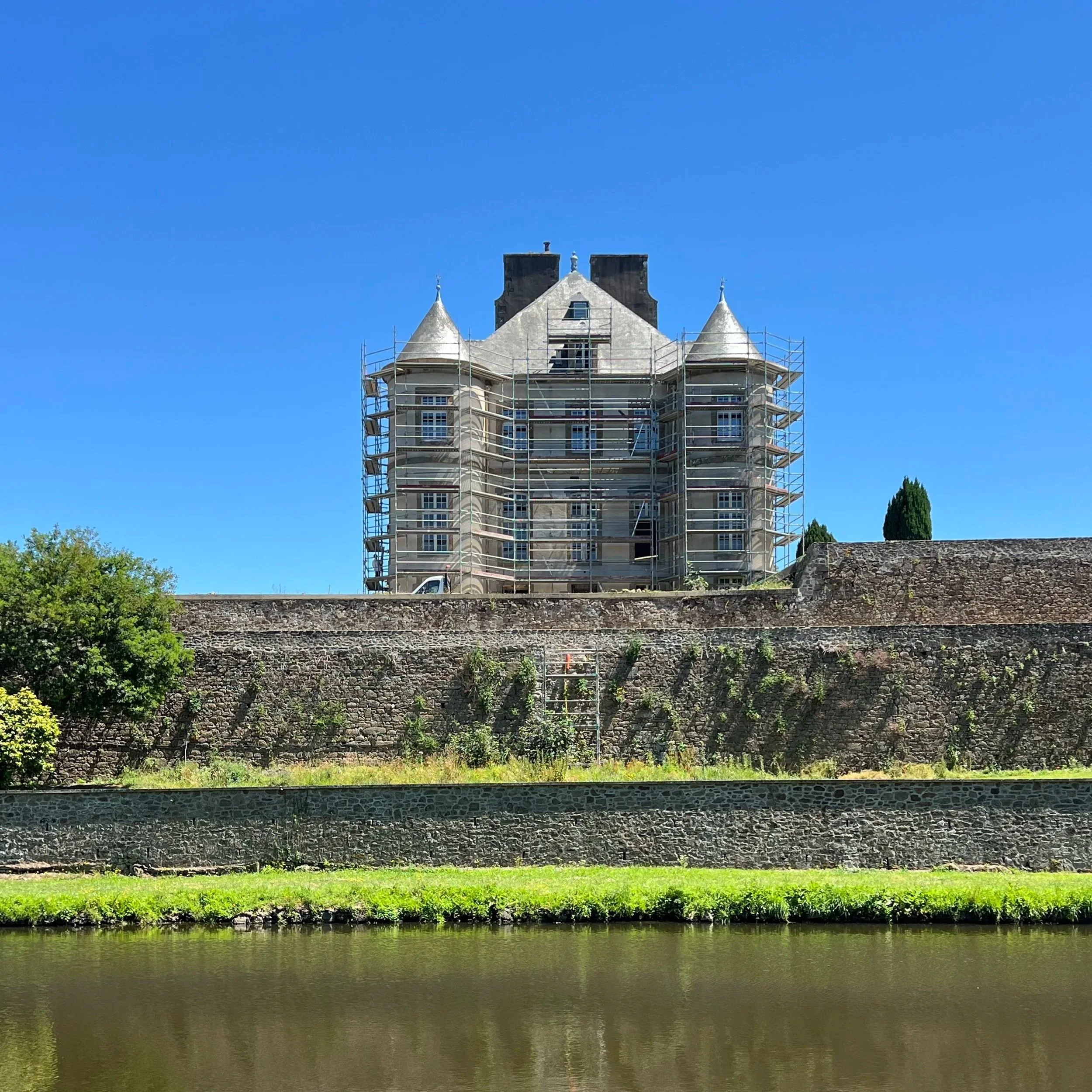 Image du château vu depuis le bois