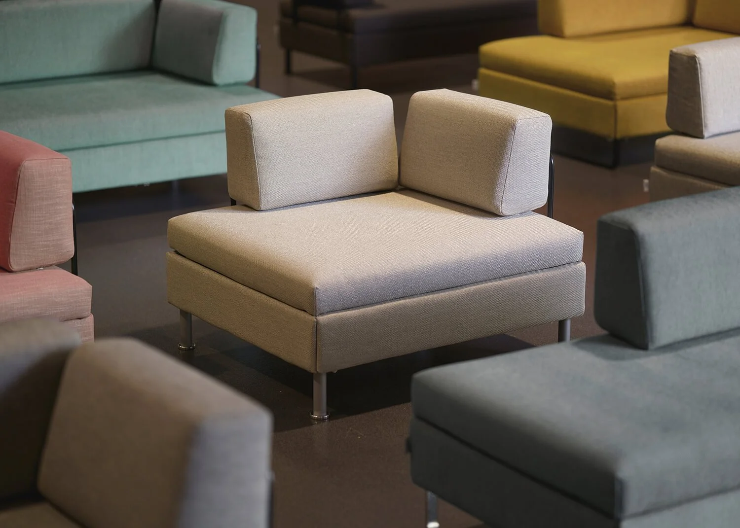 Verschiedene moderne Sessel und Sofas in einem Möbelhaus