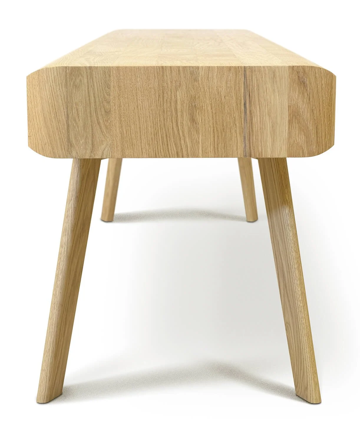 Seitenansicht eines modernen Sideboards aus Eiche mit vier schlanken, leicht schrägen Beinen.
