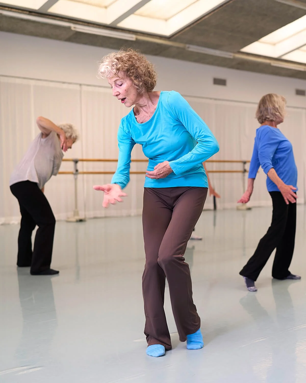 Ästhetische Aufnahme von älteren Frauen beim Tanzen in einem Tanzstudio oder Ballettsaal.