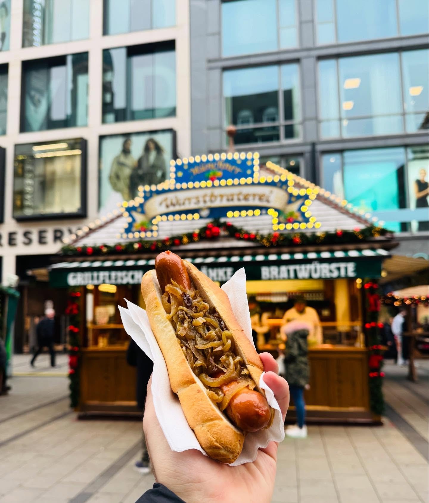 Eine echte M&uuml;nchner Spezialit&auml;t wartet auf euch! 🌭🔥

Unsere rote Bratwurst kommt frisch vom Grill, ist saftig, w&uuml;rzig und auf Wunsch mit goldbraunen Zwiebeln verfeinert. So schmeckt&rsquo;s einfach am besten!

Wenn ihr Lust auf a gsc