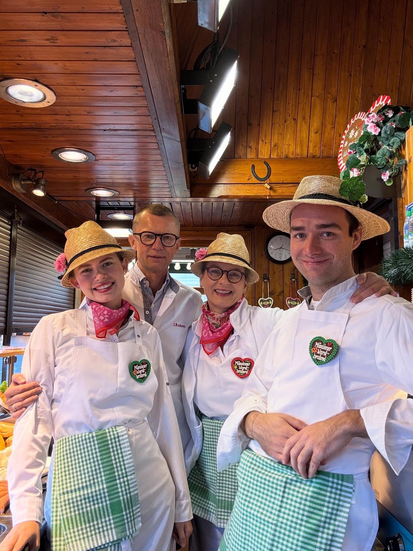 Ein herzliches Dankesch&ouml;n von uns, der ganzen Familie der M&uuml;nchner Wurstbraterei &hearts;️

Die Wiesn war dieses Jahr wieder sch&ouml;n, turbulent und voller unvergesslicher Momente.
Wir sagen Vergelt&rsquo;s Gott an all unsere G&auml;ste, 