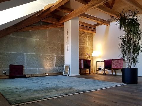 Psychotherapie-Raum mit grosser freier Fläche auf Teppich