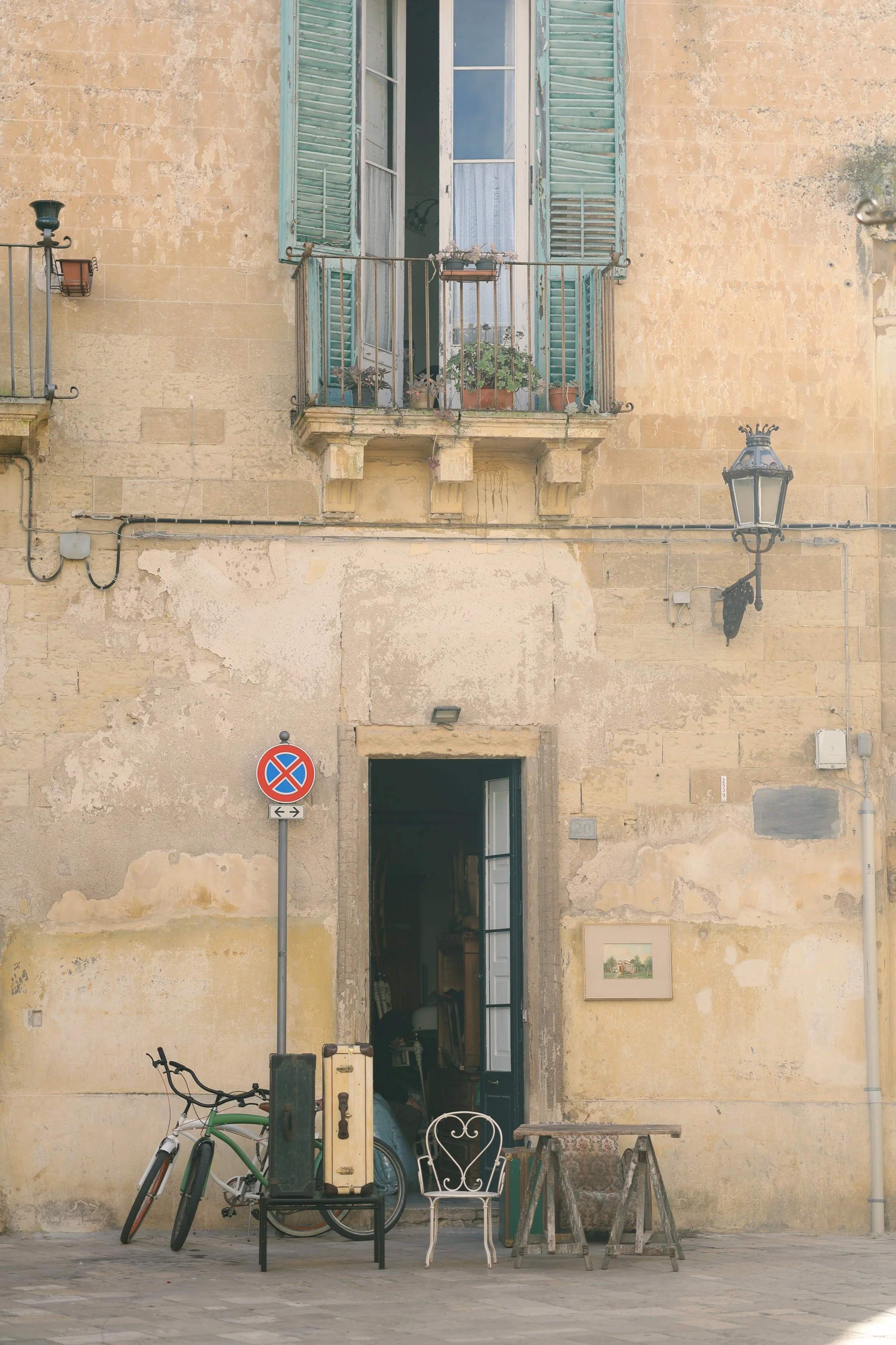 Food photography for Filiera coffee shop in Lecce, photographing granola bowl, croissant, matcha latte, and specialty coffee