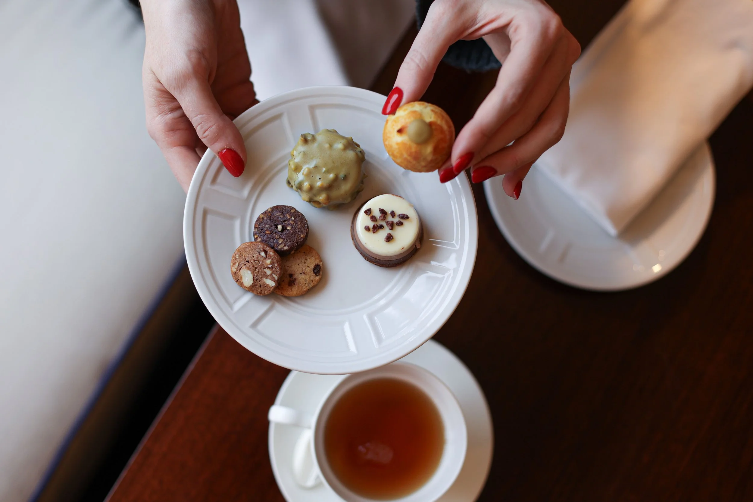 Hospitality photographer at Lungarno Luxury Hotel in Florence, photographing the English tea time, tea and cakes